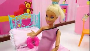 O bebê da Barbie está chegando e nós vamos acompanhar a rotina da manhã da Barbie grávida no novo episódio das histórias da boneca Barbie para meninas! A Barbie está grávida e por isso está com 78 kg! Ela nunca pesou tanto assim. Ken disse que é normal isso acontecer, mas ela está muito triste com o seu peso. A campainha tocou. É o entregador trazendo o novo berço para o bebê. A campainha tocou de novo. Dessa vez é a médica que está acompanhando a gravidez da Barbie. Depois de toda essa agitação