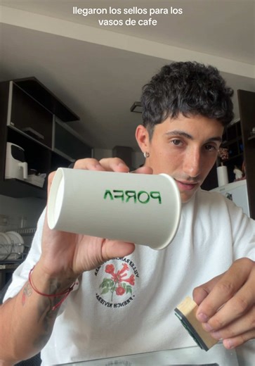 poniendo los sellos del cafe :) @giulilourdes @santibelli | Cafe