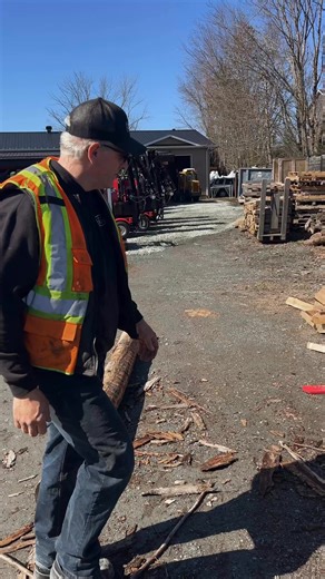 Transformez vos billots en bois de chauffage rapidement et efficacement. 🪵🌲 Coupe de 16" en diamètre et de 10" à 22" en longueur, une capacité de 2 cordes/heure et le tout contrôlé depuis la cabine avec télécommande sans fil. Apprenez-en davantage sur le Skid 14T sur notre site web www.valleeforestryequipment.com 📲 | Vallée Équipement Forestier