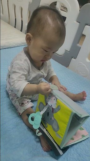 책보는 아기 baby reading a book