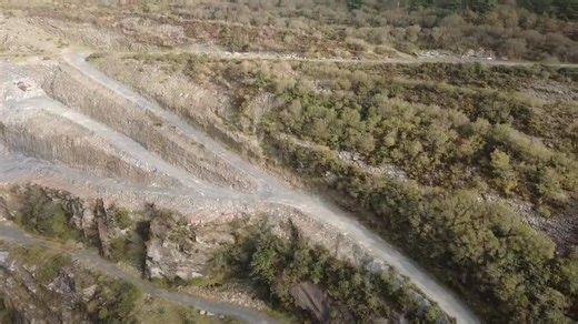 Delabole Quarry The area’s slate workings are very old: the place-name “Delabole” appears as early as 1284, with “Delyou Bol” meaning something like “pit of flaky/leafy stone” in Cornish. There is evidence of slate from this area being used long ago: for instance, a Roman villa in the southwest of England used roofing slates traced back to Delabole. In the 16th and 17th centuries, the quarry workings expanded: during the reign of Elizabeth I there were five distinct quarry workings in the Delabo