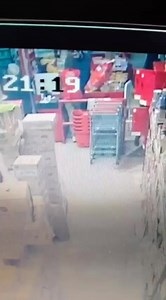 Hace unos minutos fui a las 3B de la calle Otomíes, una rata se llevó mí mochila de uno de los lockers, no estuve ni 5 minutos en la tienda, afortunadamente todo lo que tenía era reemplazable, pero para que tengan cuidado con las ratas.🐀 | Chisme Caliente Coyoacan