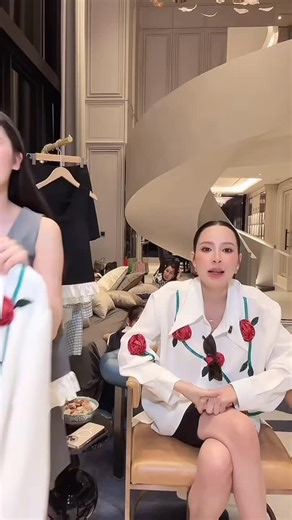 คริสต์มาส นี้ มีชุดใส่หรือยังจ้ะ🎄 . GMG เสื้อเชิ้ตแขนยาวสีขาว ผ้าเท็กซ์เจอร์พรีเมี่ยม🌹🌺 ทรงเสื้อคอปก ปักดอกกุหลาบ 3 มิติ ลายเถาวัลย์สีเขียว . Color : สีขาว . Size : M รอบบอก 42 ความกว้างไหล่ 20 รอบวงแขน 20 ความยาวแขน 21 ความยาวเสื้อด้านหน้า 26 ความยาวเสื้อด้านหลัง 28 . L รอบบอก 50 ความกว้างไหล่ 22 รอบวงแขน 22 ความยาวแขน 22 ความยาวเสื้อด้านหน้า 26.5 ความยาวเสื้อด้านหลัง 29.5 . Price : 450.- รวมส่งค่า . สั่งซื้อสินค้าผ่าน 👉🏻 https://linktr.ee/gmgtheglamourglam หรือทักแชทหาแอดมิน Line @ gmgbra