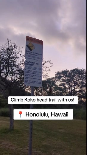 🥾 Koko Head Trail 📍 Honolulu, Hawaii There's 1000 steps and it will take around an hour - personally the way down was harder than going up! . #hawaii #kokohead #hike #traveltiktok #travel #travellingcouple #traveltips #nofilter