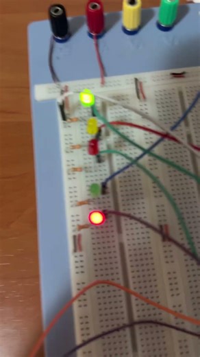 Semaforo con pulsador hecho con ayuda de arduino #arduino #arduinoproject