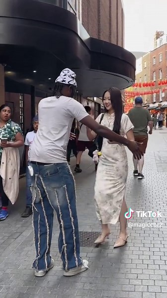 Smiling face 😊🤔😘❤🇬🇧 #fyp #foryoupage #Smile #socialexperiment @TikTok