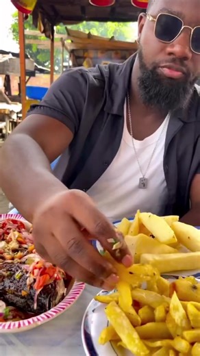 Eisshhh I should go to Ivory Coast 🇨🇮 soon 😋🤣🤣 POISSON BRAISÉ- FRITES D’IGNAMES la nourriture de gloire en Côte d’Ivoire 🇨🇮 précisément à L’allocodrome de Cocody toujours “ Chez Kady “. : Credit: @samifoodandco #ghfoods #afrifoodnetwork #afrifoodnet #afrique #cotedivoire #abidjan #eau #plage #sun #poisson | African Food Network