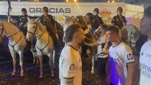 Papà Carvajal, poliziotto, scorta a cavallo il bus del Real