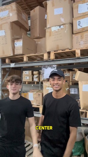 Lucas Oliveira | Ecommerce on Instagram: "Você sabe o que é um Prep Center? Descubra como esses centros logísticos podem otimizar seu e-commerce e acelerar o envio dos seus produtos para os clientes! Se você está buscando formas de melhorar a gestão de estoque, diminuir custos de frete e garantir mais eficiência no seu negócio online vale a pena conhecer os serviços da @thaenviado 📦🔥 #ecommerce #logística #prepcenter #negóciodigital #gestão #frete #empreendedorismo"