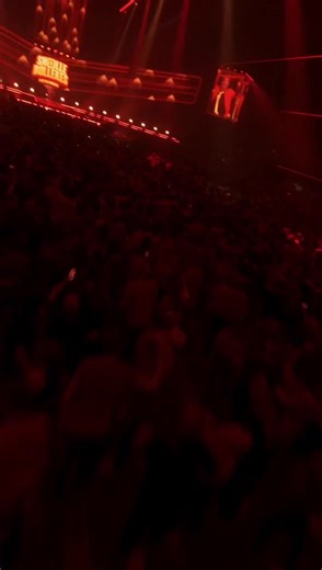 Gelukkig nieuwjaar! Beuk 2026 in zoals ‘t hoort: van vuurwerk naar bank: zet nu oe tv aan op @rtl5nl voor de registratie van Snollebollekes Live In Concert 2025!