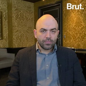 En France, le nombre de consommateurs de cocaïne explose. Le nombre de décès liés à sa consommation aussi. Menacé de mort pour ses enquêtes sur la mafia napolitaine, le journaliste Roberto Saviano raconte comment la cocaïne est acheminée d'Amérique du Sud jusqu'en Europe. | Brut