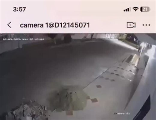 Versión Morón on Instagram: "|•Aunque este hurto de cableado de una casa aconteció hace una semana en la primera etapa de la urbanización Monseñor Iturriza de Coro, vecinos comparten del video como evidencia de cómo se mueve el hampa cuando las familia están en resguardo en sus casas. El hurto a partir del escalamiento de paredes o rejas es el principal modus operandi de estos mochileros que frecuentan la zona. 📱✍️ Gerardo Morón Sánchez"