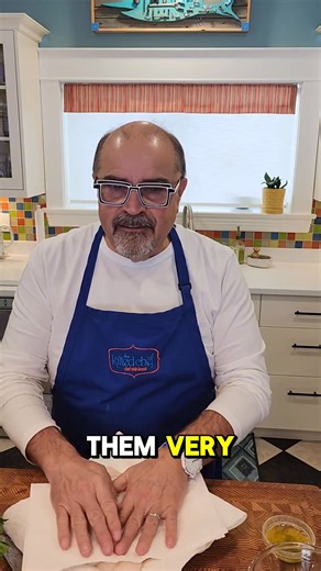 Ever bite into a scallop and wonder what that was? 😬 It’s the beard — and oui, it’s gotta go. Quick tip on how to clean your scallops like a pro (or an East Coaster). | The Kilted Chef