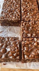 Classic Homemade Crunch Bars — NO Baking Required! Crispy, chocolatey, and insanely easy to make… these homemade crunch bars taste just like the classic candy bar — but better! Made with simple ingredients and ready in minutes, they’re the perfect no-bake treat for anytime cravings. Great for parties, holidays, or quick sweet snacks! #HomemadeCrunchBars #NoBakeDesserts #ChocolateTreats #EasyDessertIdeas #CandyBarRecipe #DessertReels | Daily Recipes
