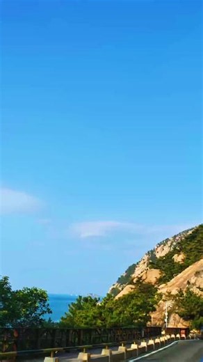 赛里木湖咱去不了，总要来一趟这半山半海的环海公路吧#总有一片海值得你去看看 途中对面的摩托哥哥比个耶✌🏻，生活嘛，总是会遇到小惊喜😄