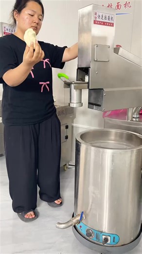 A machine that can replace the ramen chef, with a good taste... Unfold | Noodle Machine | Facebook