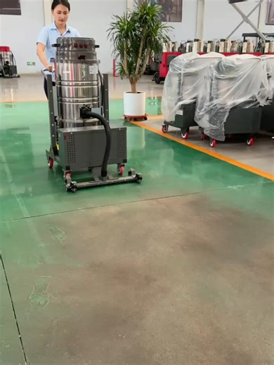 Industrial Vacuum Cleaners: Ideal for Industrial Facility Cleaning#rechargeablecleaningmachinery#floorscrubber#floorcleaning#cleaningequipment#electriccleaningequipment#industrialcleaningservices