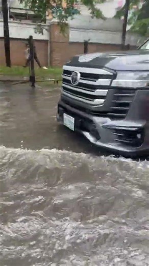 HEAVY FLOOD IN LEKKI RIGHT NOW — Cars Stranded on Road 14