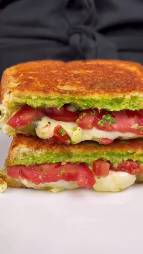 Delicious Tomato Pesto Grilled Cheese Recipe