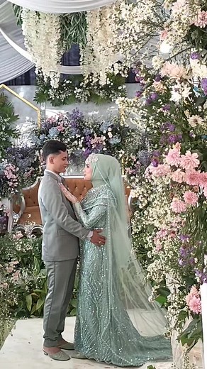 Romantic Wedding Moments in Elegant Floral Setting