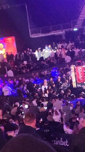 🤣TROLL Walkout at O2 Arena (Saavedra vs Bentley)