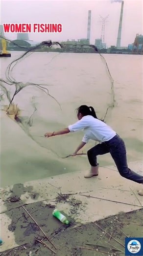 Woman Fishing with a Throw Net in the River 😐🐟🌿 #fishing #shortsvideo #river