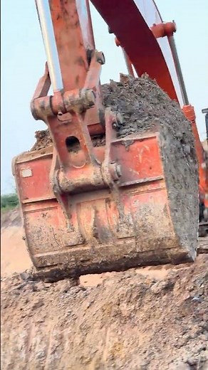 Extreme Excavator Skills! ZAXIS 350 Big Bucket Digging Hard Mud for 41 Ton Dump Trucks #shorts