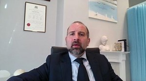 Breast Lift or Breast Implants? The Doctor Explains What You Should Consider