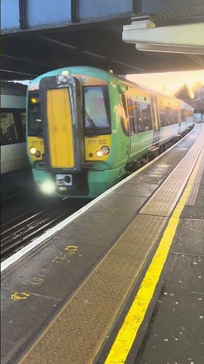 Southern Class 377 Electrostar train approaches Clapham Junction to head for London Victoria #trains