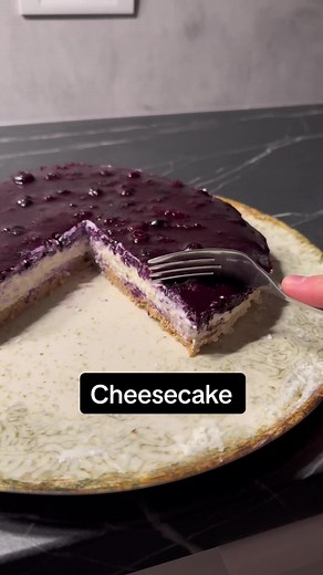 🫐Cheesecake cu Afine fără zahăr adăugat🫐 🎂Total = 1689 kcal | 150g P | 219 C | 28 G 🍰100g = 120 kcal | 11g P Ingrediente: (Plat) •160g fulgi de ovăz •200 ml lapte •un ou 🔥30 min / 200 C° (Cremă) •400g brânză de vaci slabă 0,5% •400g budincă proteică cu aromă de vanilie •esență de vanilie •40g miere •10g gelatină 🧊30 min frigider (Topping) •250g afine •5g gelatină 🧊30 minute frigider Uramărește-mă pentru mai multe rețete rapide și sănătoase.🙌🏼 #retete #alimentatie #slabire