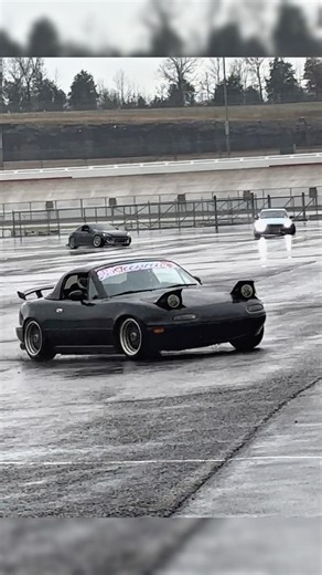 NA Miata sliding WAY harder than it should 😳