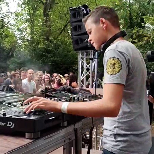 À 13 ans, DJ Liam fait partie des plus jeunes DJs de France