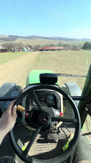 John Deere 5090M za humnama s ringlama