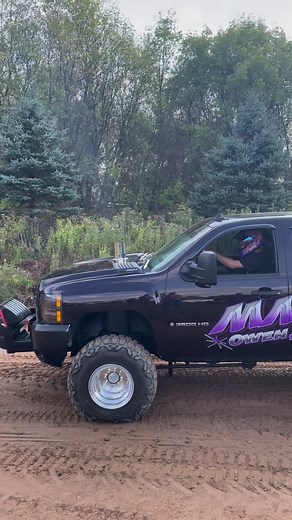 Spool that thing up!! 💪🏼🇺🇸 #dieseltruck #truckpulling | 4wd Diesel Truck Pullers