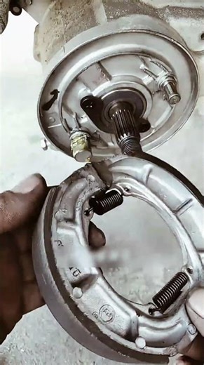 🌟The brake shoe spring broke