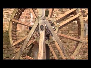 ► La montée des pierres sur la tour maîtresse du château de Guédelon