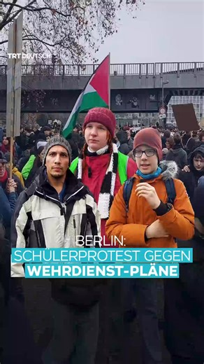Bundesweit haben Schüler in rund 90 Städten gegen die Wehrdienst-Pläne der Regierung gestreikt. Bei dem Protest am Freitag in Berlin kritisierte eine Demonstrantin die vom Bundestag beschlossene Wehrdienstreform als massive „Einschränkung der Freiheitsrechte von Jugendlichen“. | TRT Deutsch