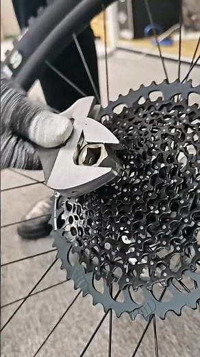 Installing a SRAM Cassette on the MTB Rear Hub's Freehub Body.🚴#icancycling #p1