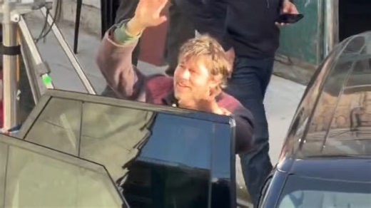 希腊路透越来越可爱之打招呼的皮皮｜布拉德·皮特《The Riders》