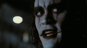 Nuevo tráiler oficial de #TheCrow, el clásico de culto de Alex Proyas y Brandon Lee, que vuelve a los cines norteamericanos para celebrar su 30° aniversario. #ElCuervo | La Cuarta Pared