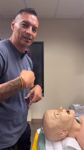El uso de la sonda nasogástrica (SNG) en pacientes intubados en la ambulancia puede reducir complicaciones y salvar vidas de varias maneras: 1. Prevención de aspiraciones pulmonares: - La SNG permite drenar el contenido gástrico, evitando que se acumule y pueda ser aspirado por vía respiratoria, lo cual reduce el riesgo de neumonía por aspiración, una complicación mortal en pacientes con intubación. 2. Descompresión gástrica: - La descompresión ayuda a aliviar la presión en el estómago, que pued