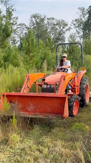 PROFESSIONAL ON TRACTOR #countrymusic #hunting #viral #deerhunting #shorts #tractor
