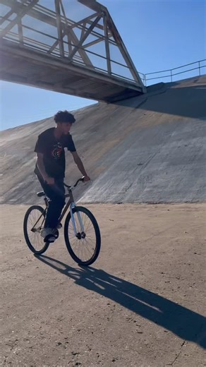 Chrome Official on Instagram: "@__wavybaby_’s got balance for days 😮‍💨 And before you ask: yeah that’s the Barrage 5L. And yeah, it’ll find its way home soon enough."