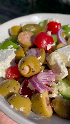 Grécky šalát s olivami a feta syrom v mojom prevedení- s jalapegno #recept- https://recepis.sk/2024/01/25/grecky-salat-s-olivami-a-feta-syrom/ #receptynahubnuti #salat #bezmasite #feta #olivy | Recepis.sk