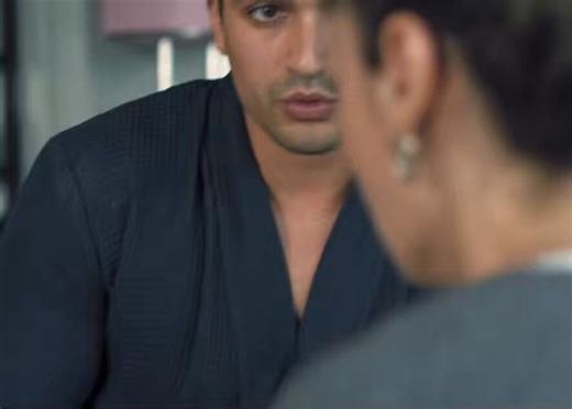 İki tane kuş beyinli. Bu iki hayatsızın hayatlarının dizi olmasının ne anlamı var bilmiyorum ama gerçek hayatta bu insanlar sadece morondur. Yaşadıkları şey de aşk değil, uyuşturucu etkisi benzeri; yükseliyorlar, etkisi geçince mutsuz oluyorlar ve yoksunlukta da kriz geçiriyorlar