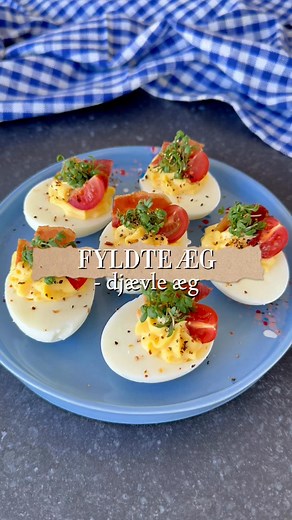 Fyldte æg eller djævleæg🥚🔥 Et lækkert alternativ til de klassiske, hårdkogte æg og en dejlig nem ret, som nok skal gøre lykke på frokostbordet🌿💛🐣 Se opskriften her —> https://madenimitliv.dk/fyldte-aeg/ | Maden i mit Liv