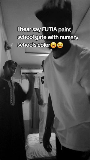 FUTIA School Gate Color Change Humor