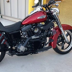 the turbo Dyna Switchback is up & running and it sounds fantastic. We used a 107” R&D engine from our stash, lowered the compression and swapped cams, lots of good stuff in this engine. Once Jamie gets the tune established on moderate boost (12lbs) we’ll turn it up and give it the beans. Stay tuned! #traskperformance #fuelmoto #woodperformance #darkhorsecrankworks #sscycle #feulingparts #aim.corp #dynaholics #dyna #twincam #turbo | Fuel Moto