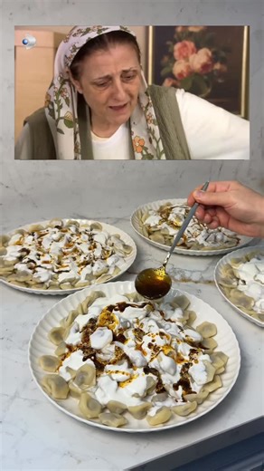 Lezzeti.co lezzetli tarifler on Instagram: "Mantı Malzemeler; Hamuru İçin; 3 su bardağı un 1 adet yumurta 1, 5 çay bardağı su Tuz İç Harcı; 200 gr kıyma Maydanoz 2 adet soğan Tuz, karabiber, kırmızı pul biber Üst Sosu; 1 kase süzme yoğurt 2 dış sarımsak Tuz Su Üstüne Yakmak İçin; 2 kaşık tereyağı Yarım çay bardağı sıvı yağ Nane ve kırmızı biber Yapılışı; İlk önce un yumurta su tuz sert bir hamur yoğrulur ve yarım saat dinlendirilir. İç harcı için soğan rendelenir maydanoz ince doğranır baharatla