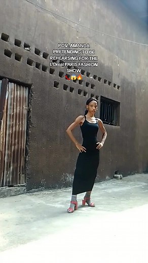 Amanda Pretending to Rehearse for L'Oreal Paris Fashion Show SS23